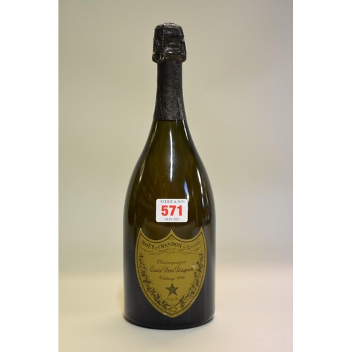 571 - A 75cl bottle of Moet et Chandon Cuvee Dom Perignon 1990 vintage champagne. 