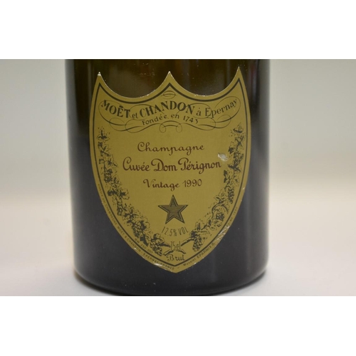 571 - A 75cl bottle of Moet et Chandon Cuvee Dom Perignon 1990 vintage champagne. 