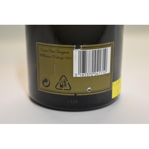 571 - A 75cl bottle of Moet et Chandon Cuvee Dom Perignon 1990 vintage champagne. 