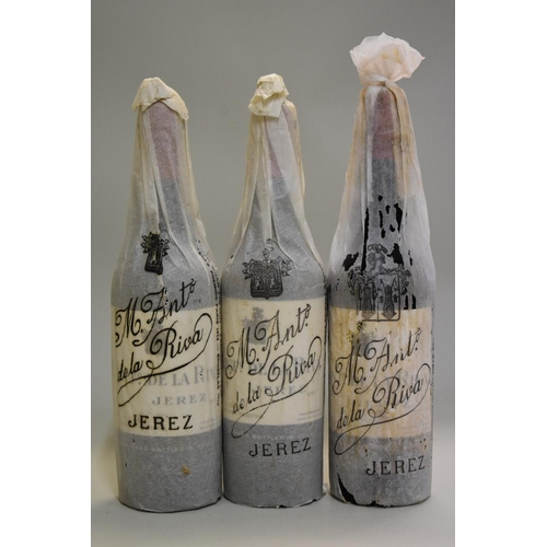 600 - Three half bottles of Oloroso Viejisimo Sherry, Antonio de la Riva, 1940s bottling. (3)... 