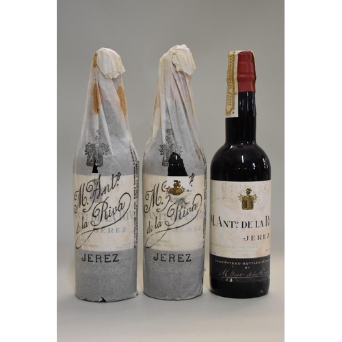 601 - Three half bottles of Oloroso Viejisimo Sherry, Antonio de la Riva, 1940s bottling. (3)... 