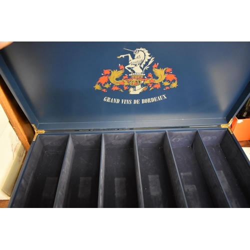 626 - A 'Grand Vin de Bordeaux' wine box, for six magnums, 68cm wide. 