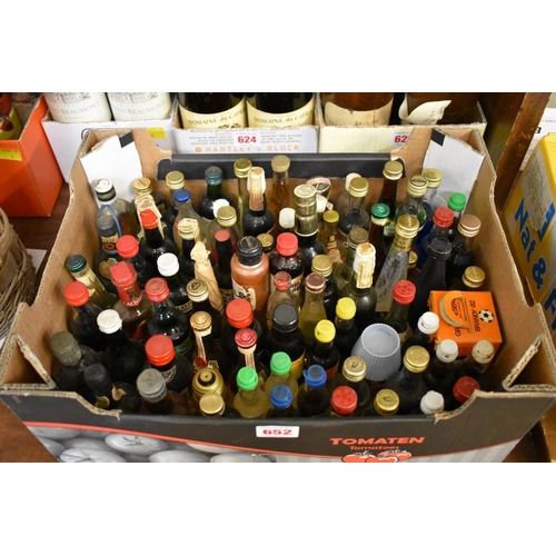 652 - A mixed collection of alcohol miniatures, mainly liqueurs. (approx 80)