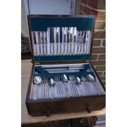 1074a - A canteen of EPNS Springtime cutlery for eight. (missing one fork).