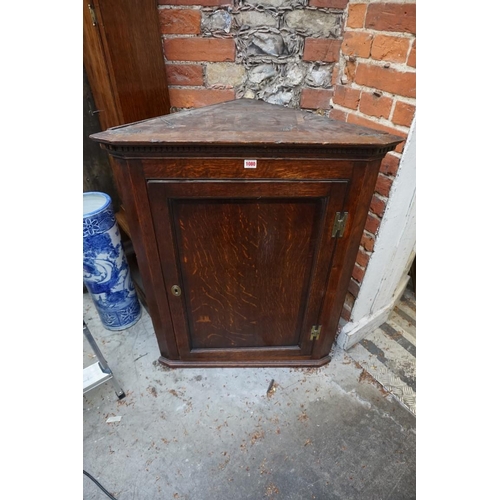 1080 - An oak and mahogany crossbanded hanging corner cupboard, 98cm high x 77cm wide. ... 