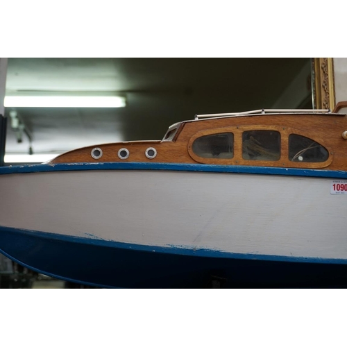 1090 - An Aerokits 'Sea Queen' model cabin cruiser, with Tycol motor, 88cm long, on stand.