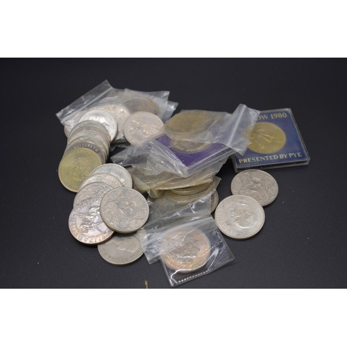 168 - Coins: a quantity of Elizabeth II commemorative crowns.