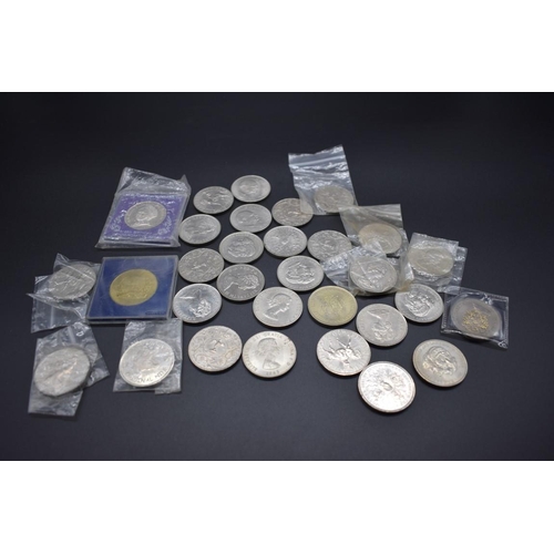 168 - Coins: a quantity of Elizabeth II commemorative crowns.