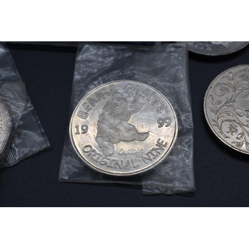 168 - Coins: a quantity of Elizabeth II commemorative crowns.