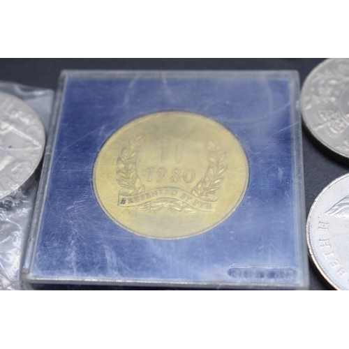 168 - Coins: a quantity of Elizabeth II commemorative crowns.