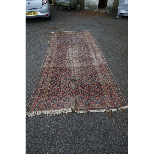 1076a - A North West Persian rug, having repeated floral decoration to central field with floral borders, 32... 