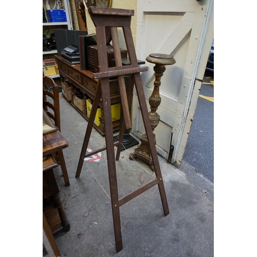 1099 - An old oak folding artist's easel; together with a palette. Collection of this lot is strictly by ap... 