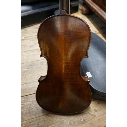 1708 - An antique violin, labelled 'William Duke,...1727', with 14in two piece back, in case.... 