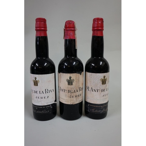 570 - Three half bottles of Oloroso Viejisimo Sherry, 1940s bottling, Antonio de la Riva. (3)... 