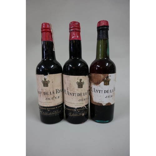 571 - Three half bottles of Oloroso Viejisimo Sherry, 1940s bottling, Antonio de la Riva. (3)... 