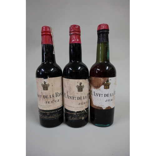 571 - Three half bottles of Oloroso Viejisimo Sherry, 1940s bottling, Antonio de la Riva. (3)... 