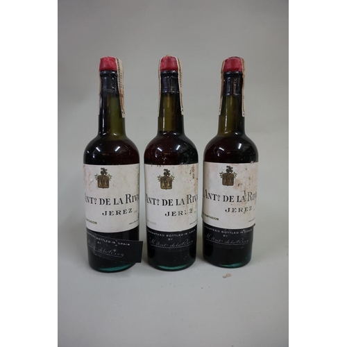 572 - Three half bottles of Tres Cortados Sherry, 1940s bottling, Antonio de la Riva. (3)... 