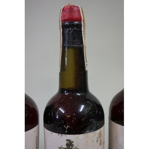 572 - Three half bottles of Tres Cortados Sherry, 1940s bottling, Antonio de la Riva. (3)... 