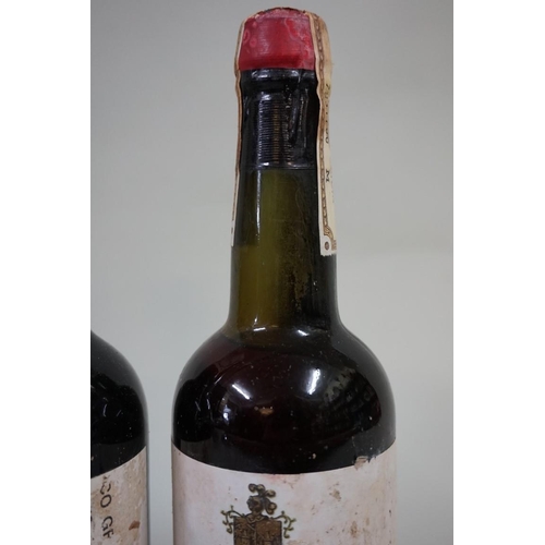 572 - Three half bottles of Tres Cortados Sherry, 1940s bottling, Antonio de la Riva. (3)... 