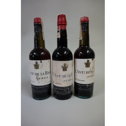 573 - Three half bottles of Tres Cortados Sherry, 1940s bottling, Antonio de la Riva. (3)... 