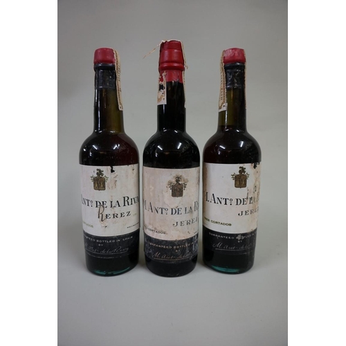 573 - Three half bottles of Tres Cortados Sherry, 1940s bottling, Antonio de la Riva. (3)... 