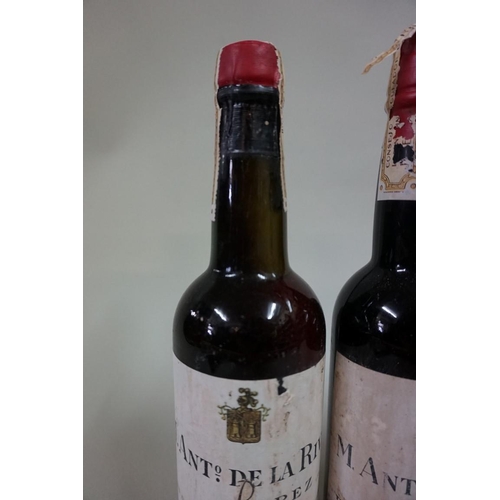 573 - Three half bottles of Tres Cortados Sherry, 1940s bottling, Antonio de la Riva. (3)... 