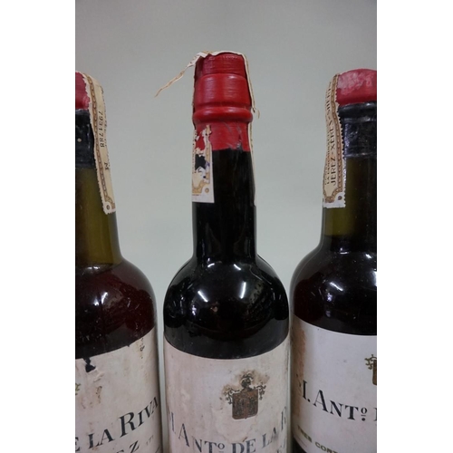 573 - Three half bottles of Tres Cortados Sherry, 1940s bottling, Antonio de la Riva. (3)... 