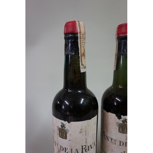 574 - Three half bottles of Tres Cortados Sherry, 1940s bottling, Antonio de la Riva. (3)... 