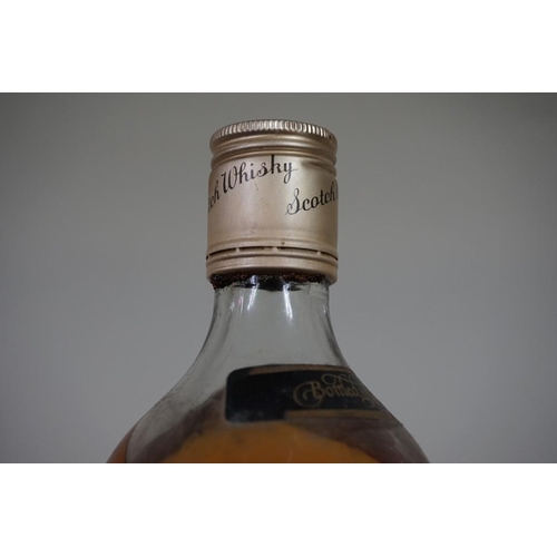 585 - A 26 2/3 fl.oz. bottle of Old Argyll blended whisky, 1960s bottling.