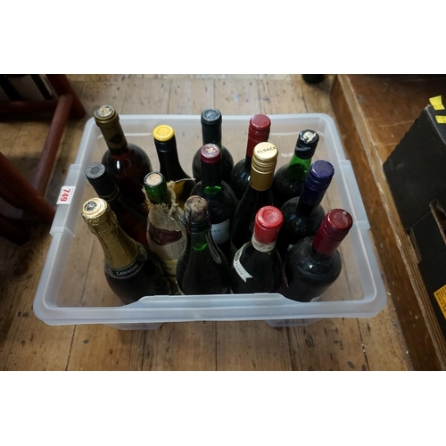 749 - Thirteen various bottles of wine, to include mulled wine; together with a bottle of cider. (14)... 