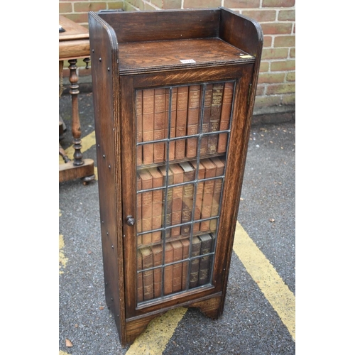 1077 - A 1930s oak slim bookcase, containing a quantity of 1911 Encyclopaedia Britannica books, 36.5cm wide... 