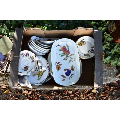 1082 - A large quantity of Royal Worcester 'Evesham' pattern tea and dinnerware. 