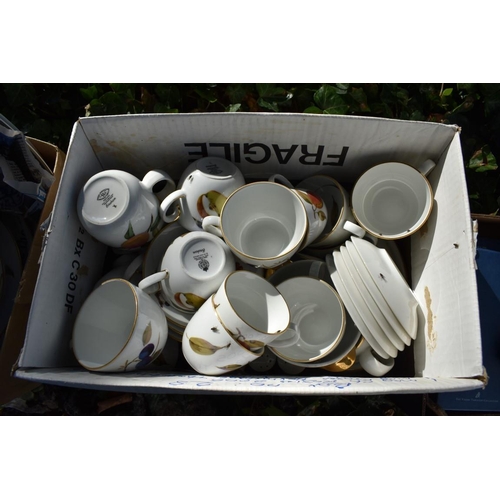 1082 - A large quantity of Royal Worcester 'Evesham' pattern tea and dinnerware. 