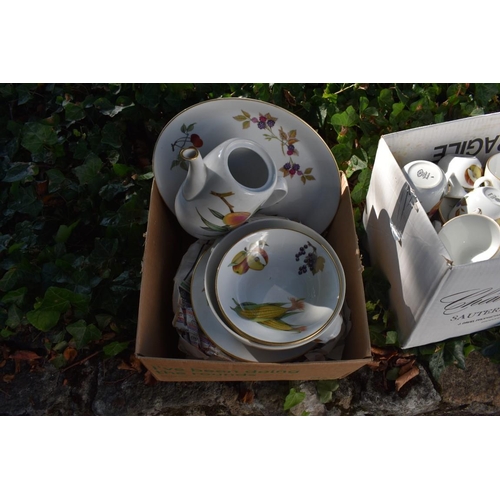 1082 - A large quantity of Royal Worcester 'Evesham' pattern tea and dinnerware. 