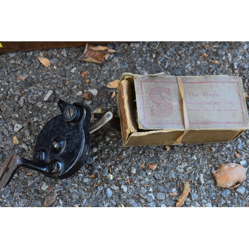 1095 - An old singer sewing machine, (old conversion to electricity by Singer).