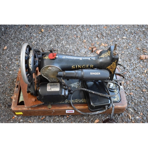 1095 - An old singer sewing machine, (old conversion to electricity by Singer).