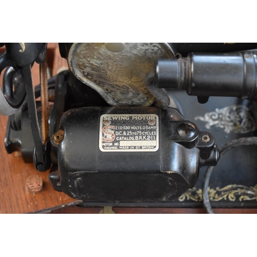 1095 - An old singer sewing machine, (old conversion to electricity by Singer).