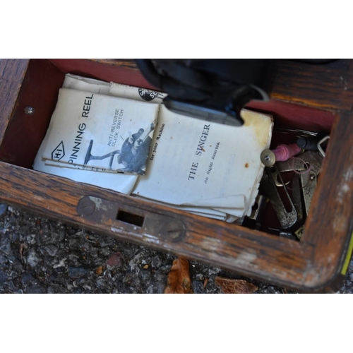 1095 - An old singer sewing machine, (old conversion to electricity by Singer).