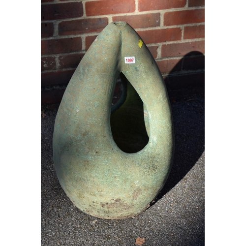1097 - A modern garden sculpture.