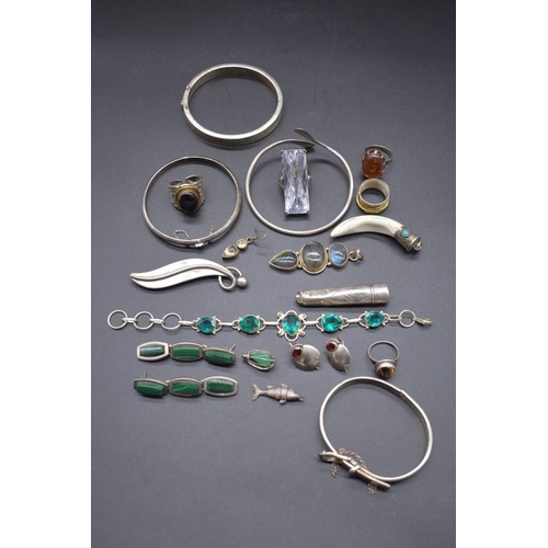 217 - A small quantity of silver jewellery, to include a stylish brooch by Otto Robert Bade.... 