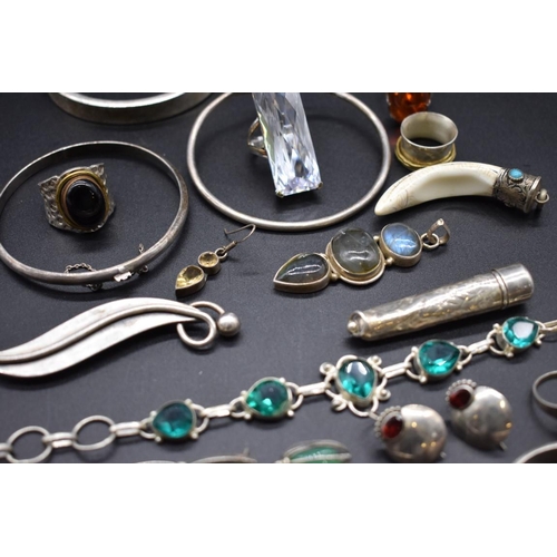 217 - A small quantity of silver jewellery, to include a stylish brooch by Otto Robert Bade.... 