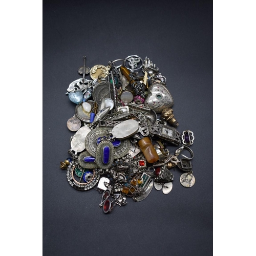 222 - A quantity of silver and other jewellery.