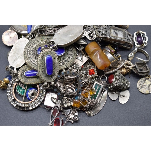 222 - A quantity of silver and other jewellery.