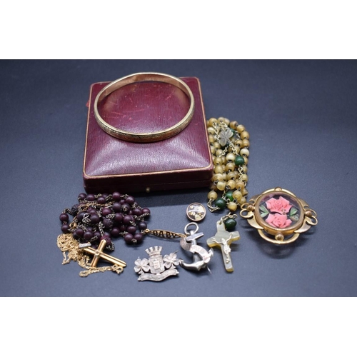 228 - A yellow metal crucifix, set cabochon garnet, on 9ct gold fine chain; together with a 'Baby' brooch,... 