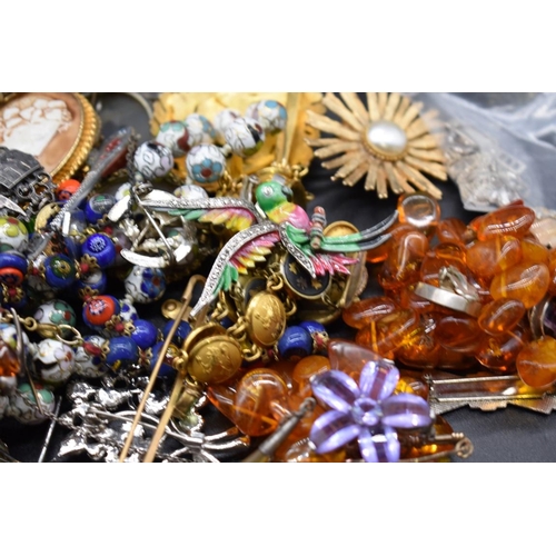 249 - A quantity of costume and silver jewellery; to include an amber bead necklace.