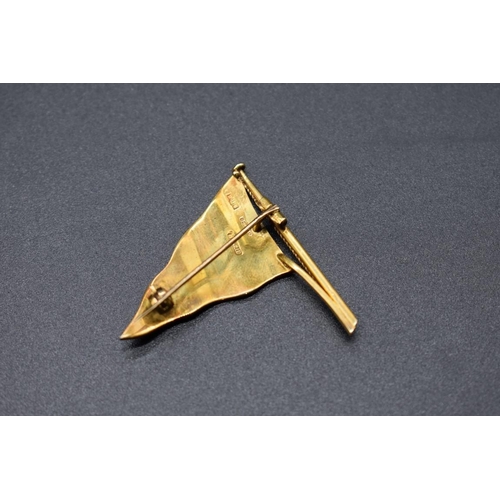 65 - A cased 9ct gold and enamel 'Royal Thames Yacht Club' pennant badge, stamped Benzie, maker BBS, Lond... 