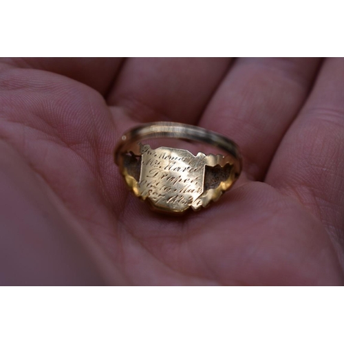 89 - A George IV 18ct gold memorial signet ring, engraved to inside 'In memory of Mrs Marion Draper, Obt ... 