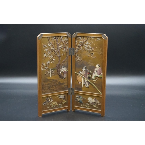 1289 - A very fine Japanese gold lacquer and shibayama table screen, possibly attributable to Masaaki, 30.5... 