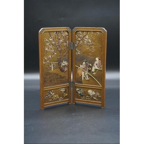 1289 - A very fine Japanese gold lacquer and shibayama table screen, possibly attributable to Masaaki, 30.5... 