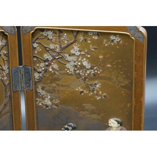 1289 - A very fine Japanese gold lacquer and shibayama table screen, possibly attributable to Masaaki, 30.5... 